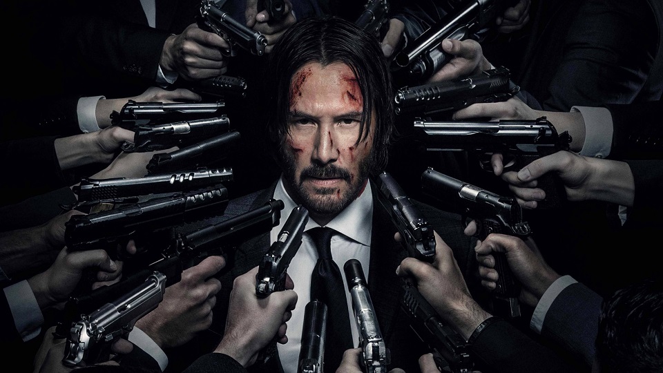 Keanu Reeves circondato da pistole in John Wick - Capitolo 2