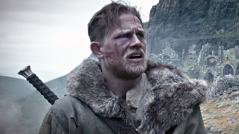 King Arthur: La leggenda della spada, Charlie Hunnam in azione nei panni di Artù