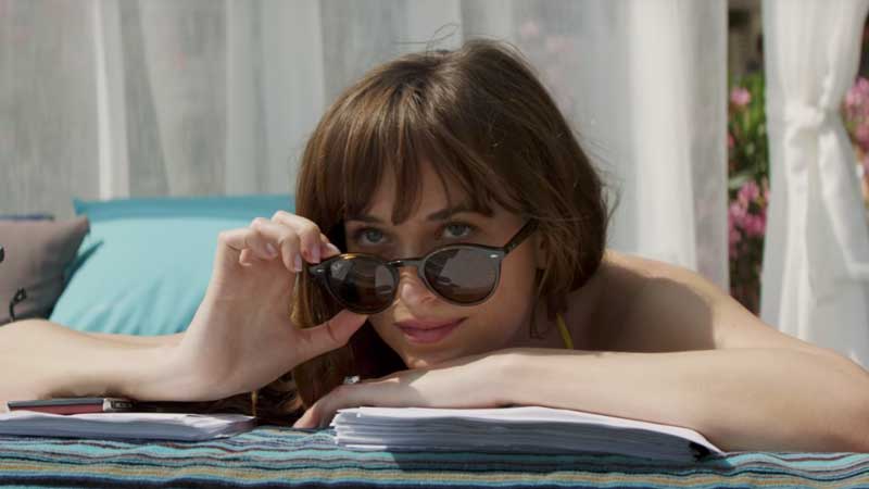 Dakota Johnson è Anastasia in Cinquanta Sfumature di Rosso