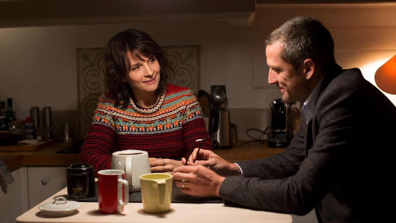 Doubles vies di Olivier Assayas: la recensione