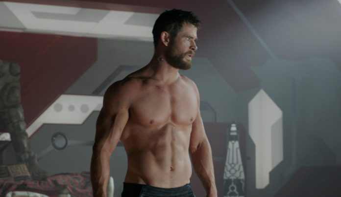 chris hemsworth in un video senza muscoli