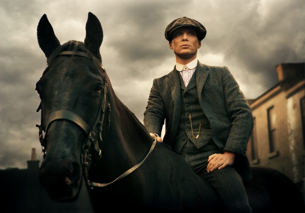 Peaky Blinders serie crime in costume